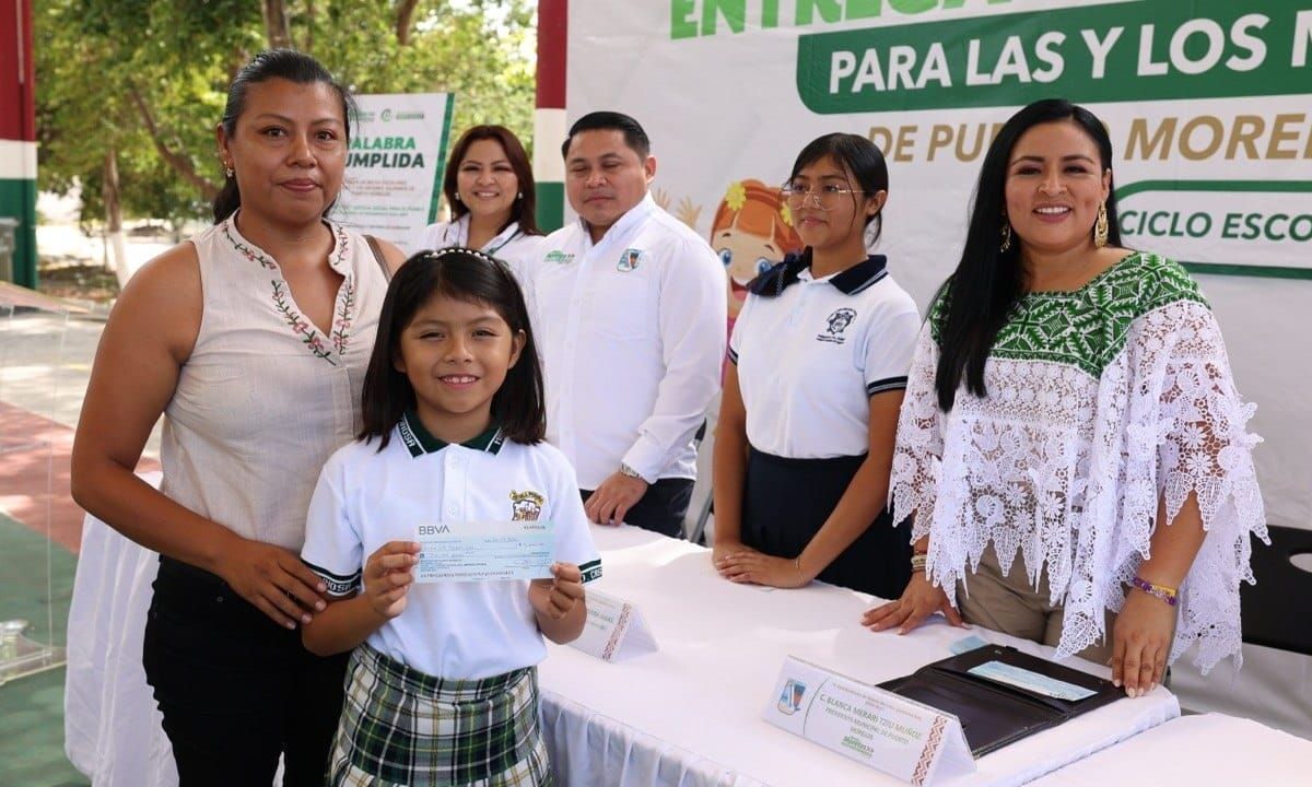 Puerto Morelos entrega becas por excelencia académica