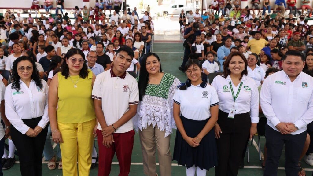 Puerto Morelos entrega becas por excelencia académica