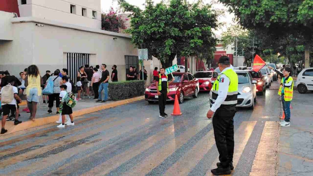 Regreso a clases con vigilancia.