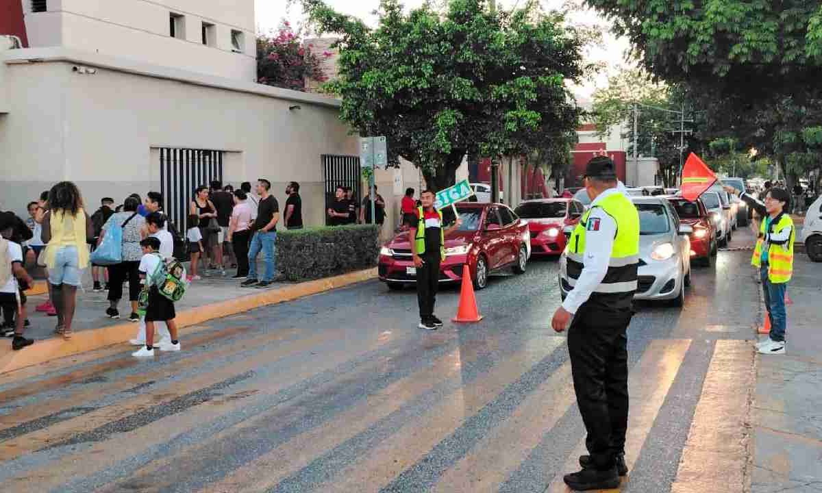 Regreso a clases con vigilancia.