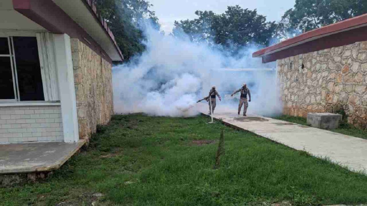 Fumigan escuelas en Cancún ante el próximo regreso a clases.