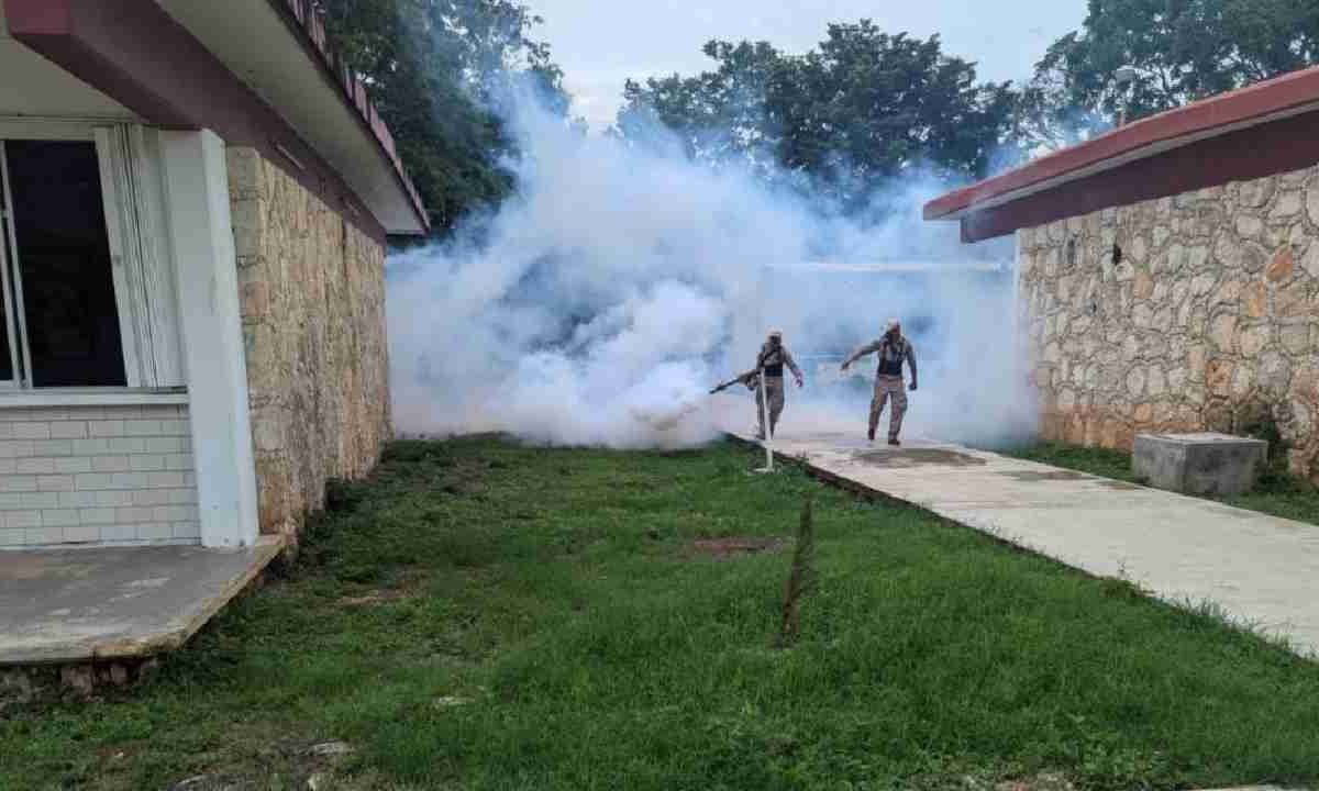 Fumigan escuelas en Cancún ante el próximo regreso a clases.