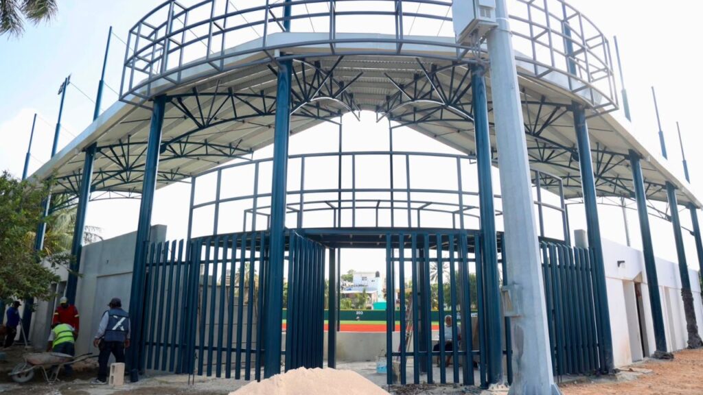 Remodelan Campo de Béisbol en Isla Mujeres