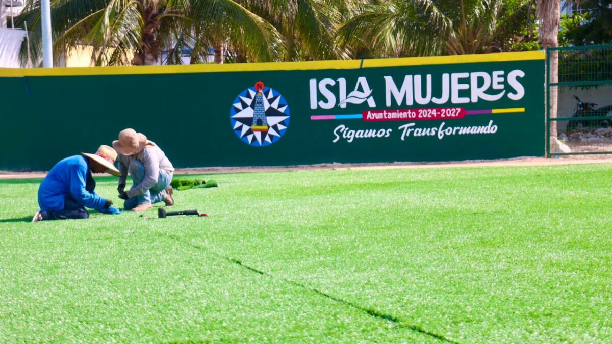 Remodelan Campo de Béisbol en Isla Mujeres