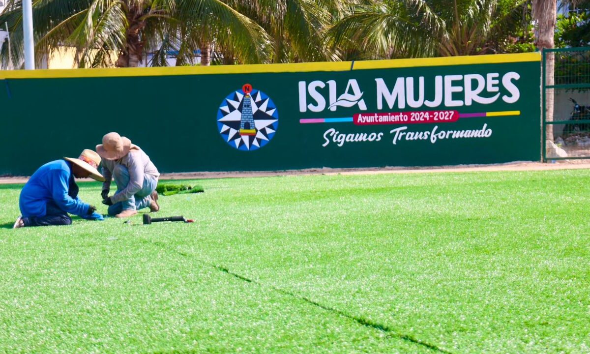 Remodelan Campo de Béisbol en Isla Mujeres
