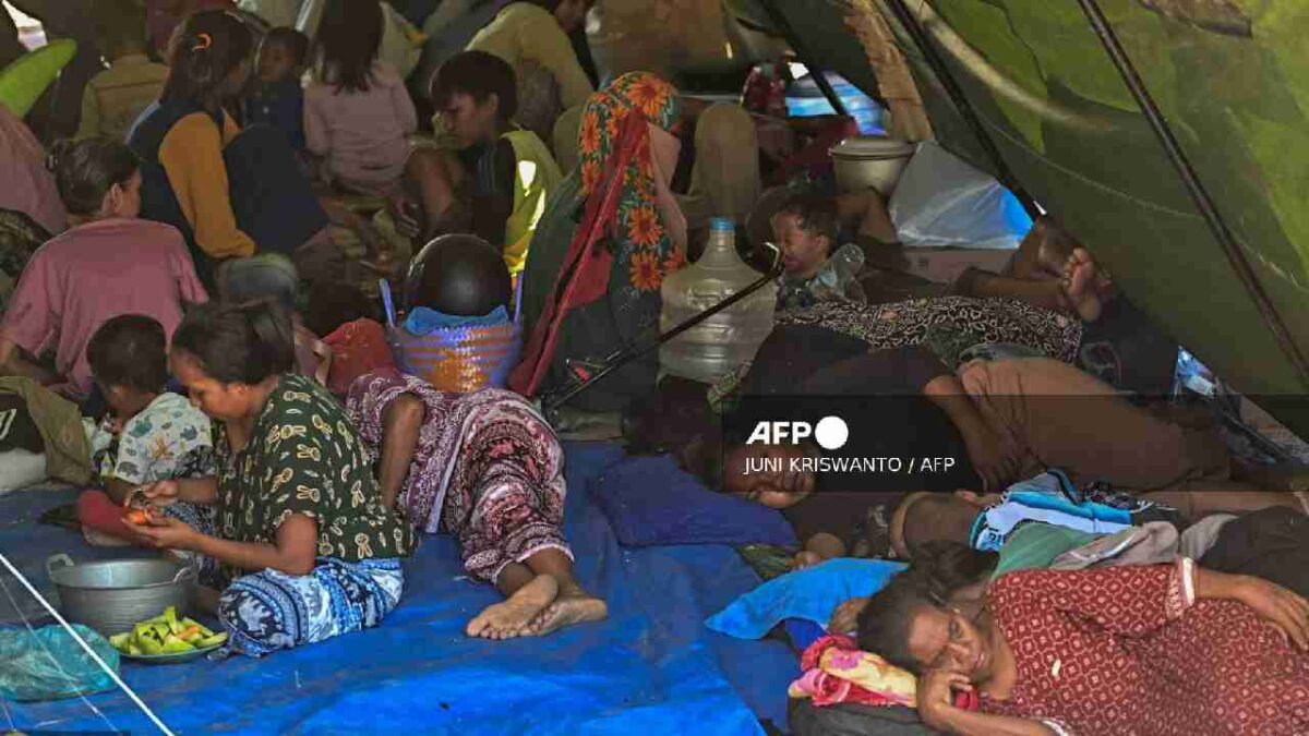 Desplazados por terremoto en Indonesia.