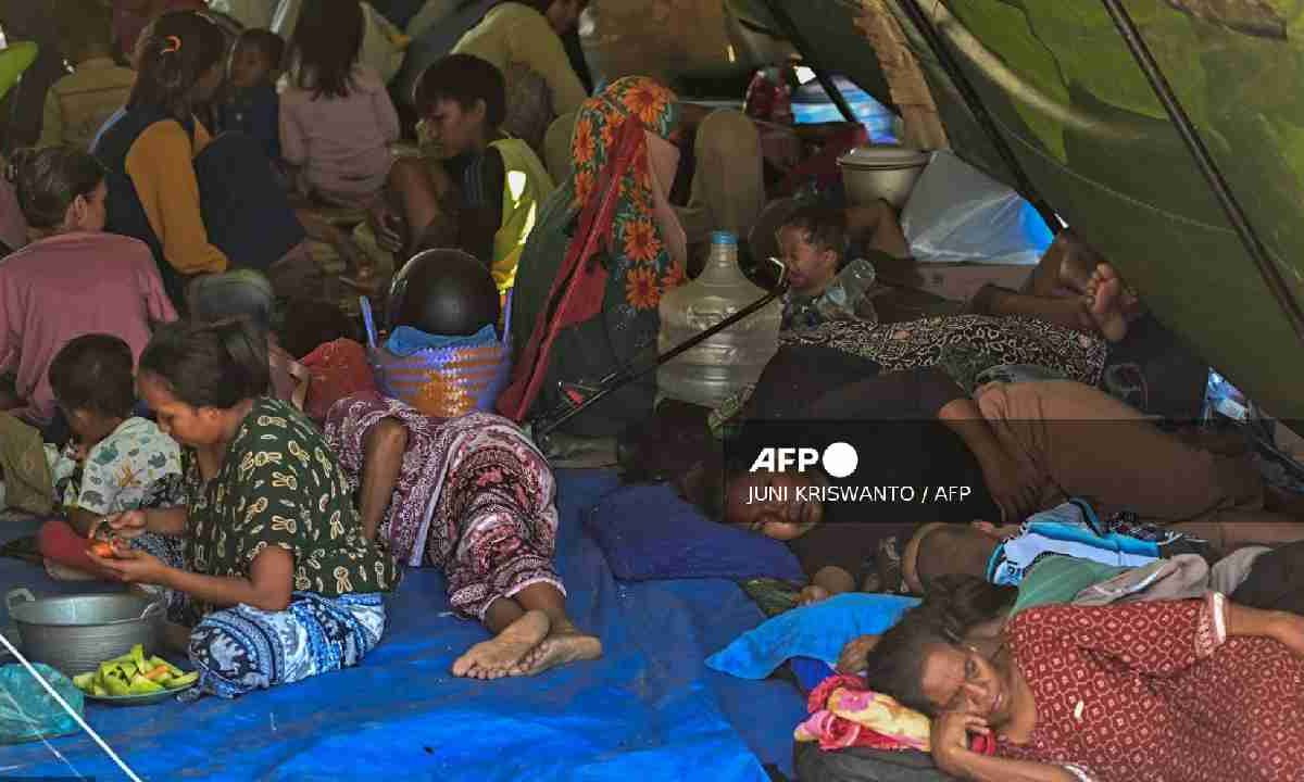 Desplazados por terremoto en Indonesia.