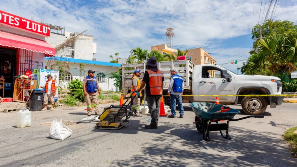 Tulum responde a vecinos con trabajos de bacheo y limpieza