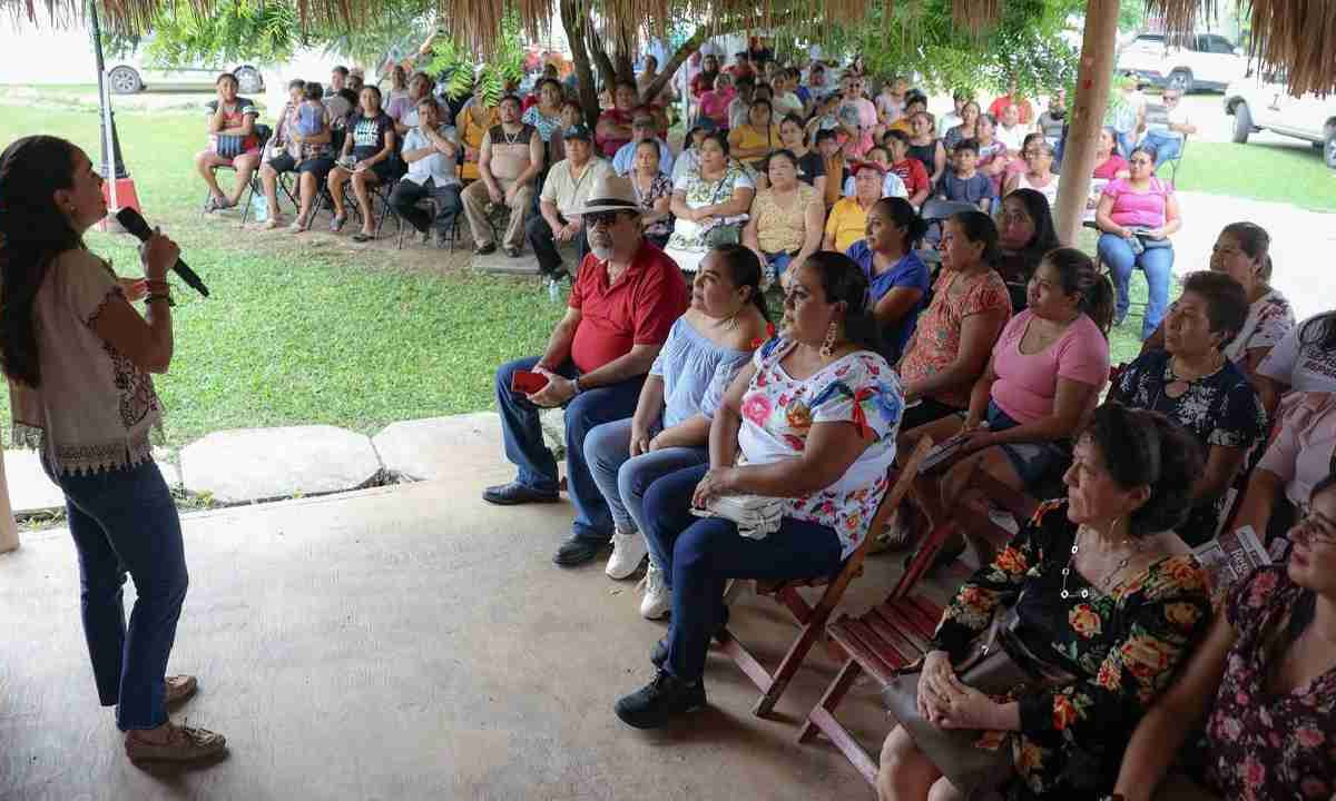 Ana Paty Peralta, siempre cercana al pueblo.