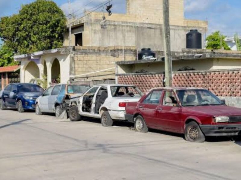 Invaden calles de Cancún con chatarra urbana; solo el 20% de autos notificados han sido retirados