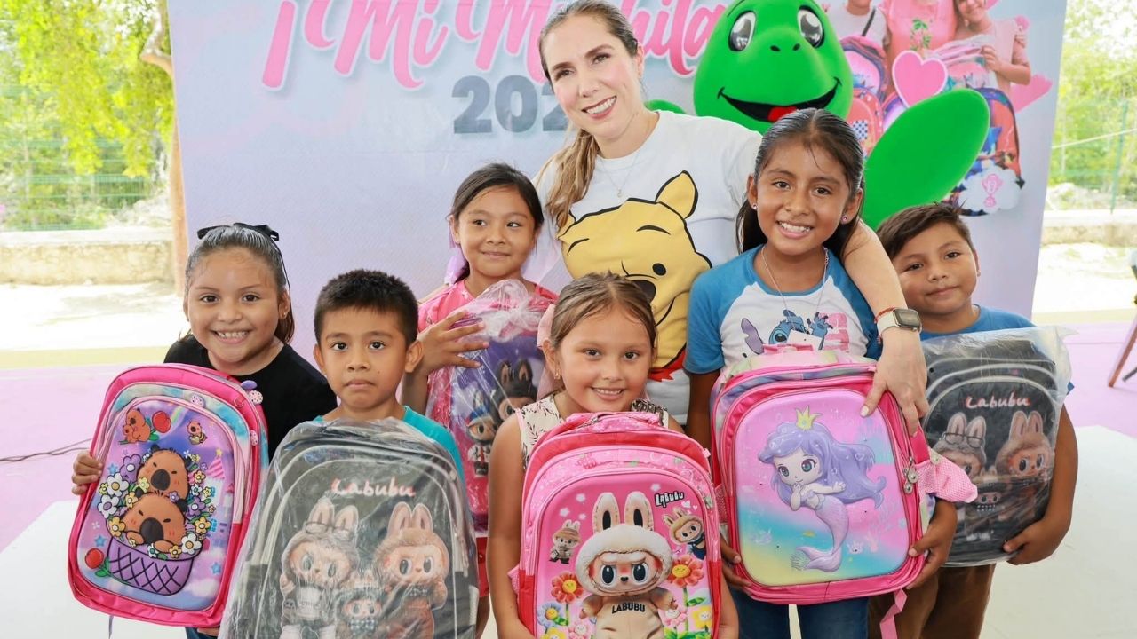 Atenea Gómez inicia entrega de más de mochilas en Isla Mujeres