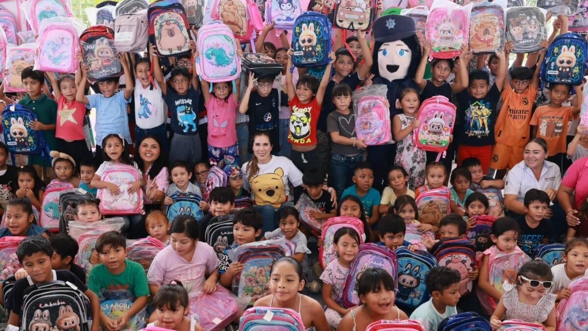 Atenea Gómez inicia entrega de más de mochilas en Isla Mujeres