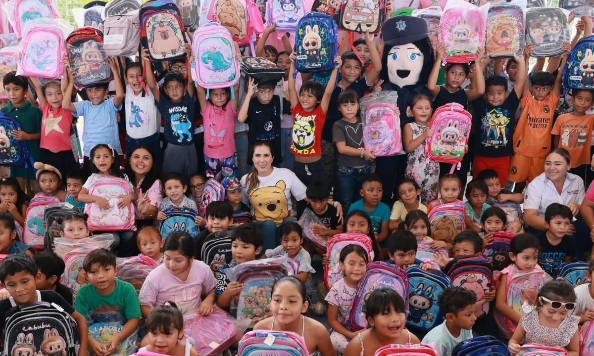 Atenea Gómez inicia entrega de más de mochilas en Isla Mujeres