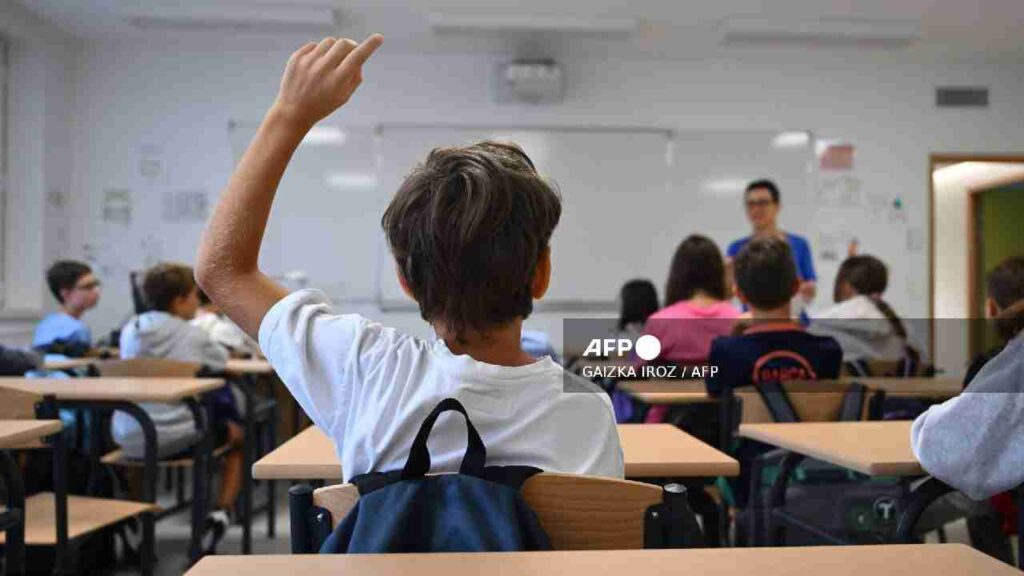 Así es el "difícil" regreso a clases en Francia con la prohibición total de celulares