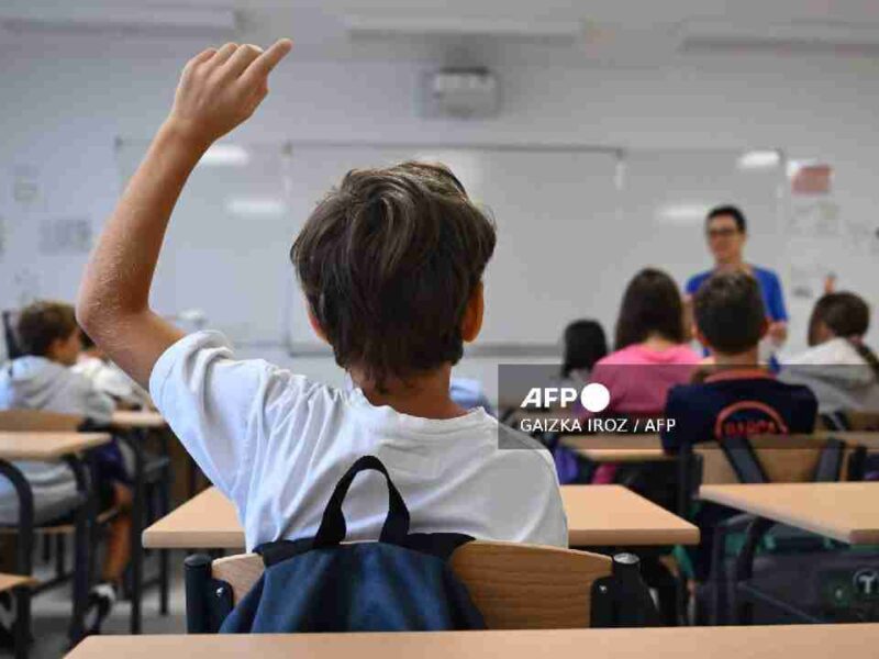 Así es el "difícil" regreso a clases en Francia con la prohibición total de celulares