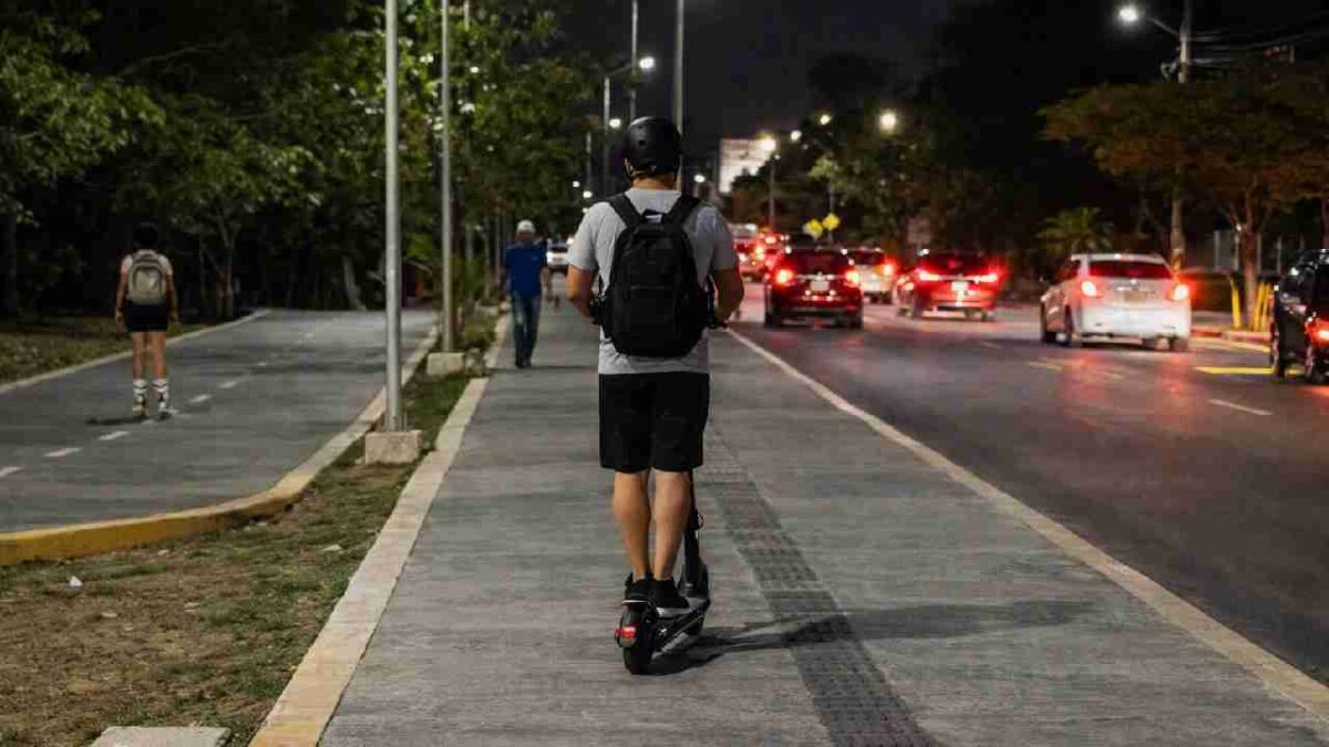 Buscan regular los scooters en Cancún.