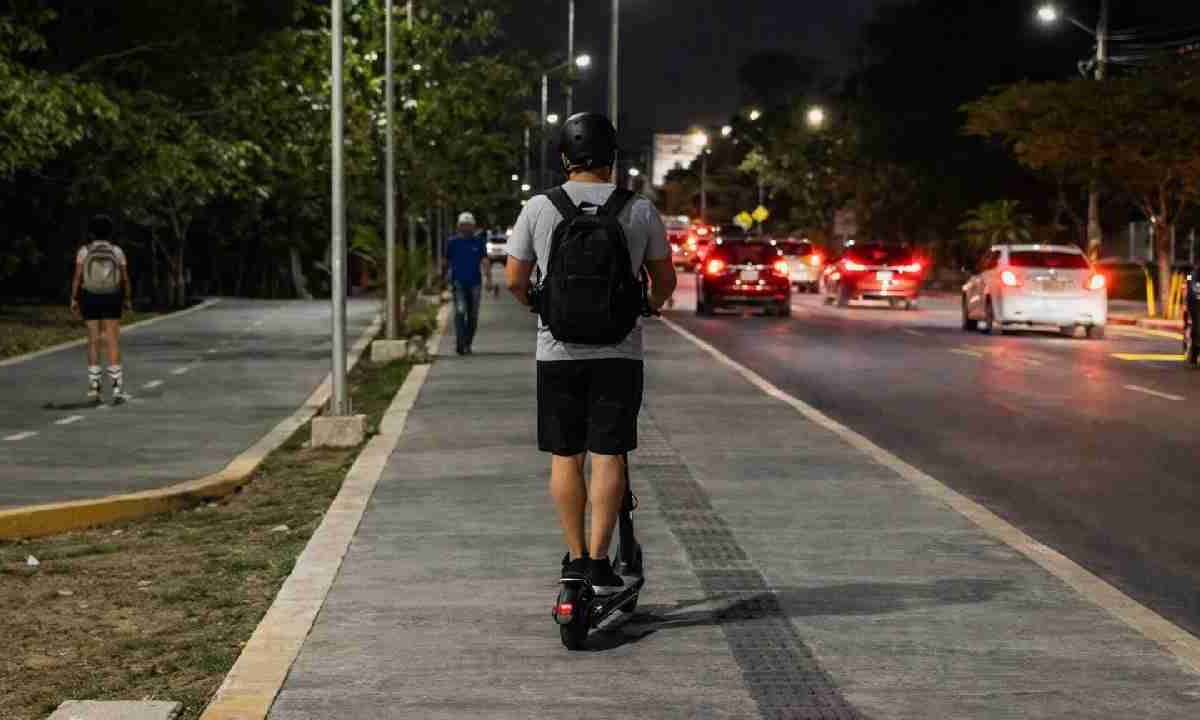 Buscan regular los scooters en Cancún.