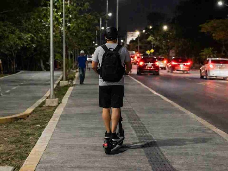 Autoridades buscan regular los scooters en Cancún antes de que rueden sin control