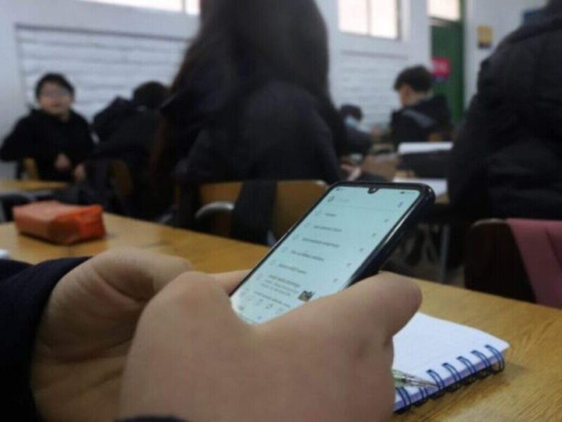 Maestros respaldan restricciones a celulares en escuelas: SEP
