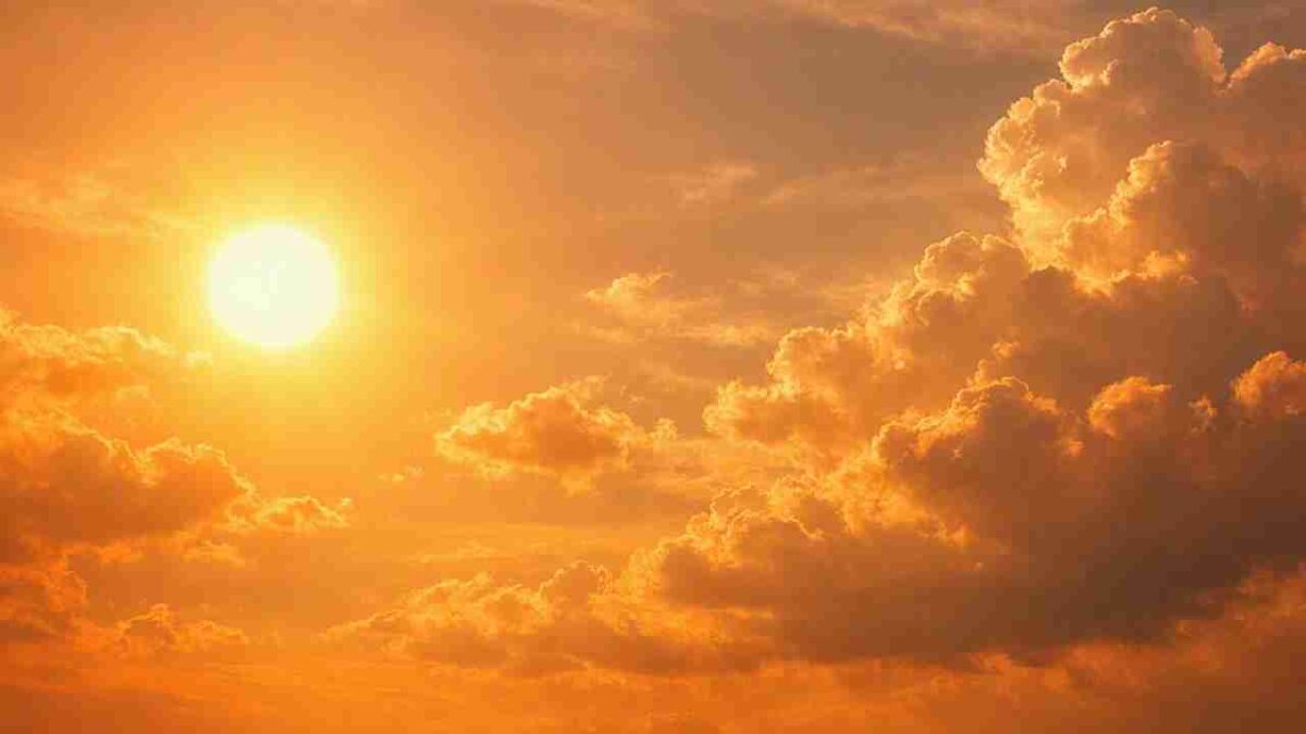 Prevén calor con algunos nublados.