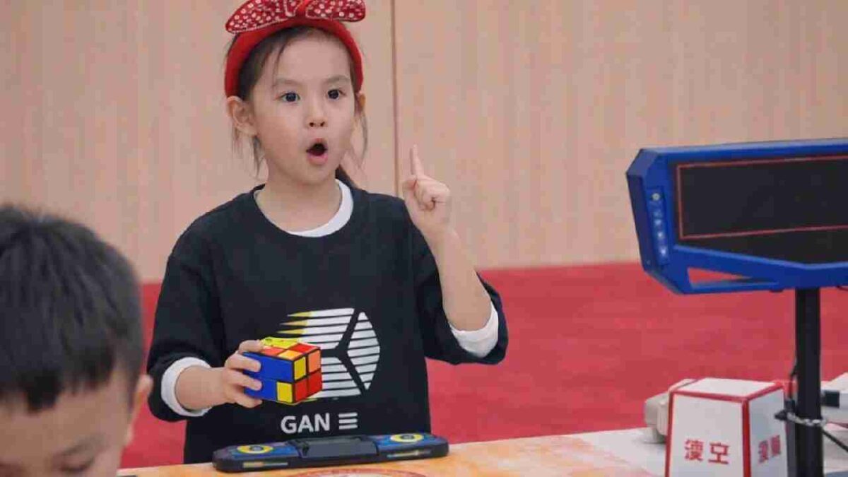 Niña china la reina del Cubo Rubik.