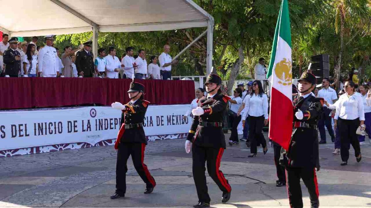 Exitoso desfile en Cancún.