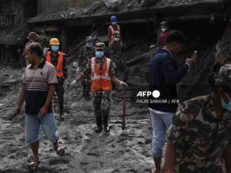 El deslave entre Nepal y China supera los 1,000 muertos tras actualizarse el balance de víctimas