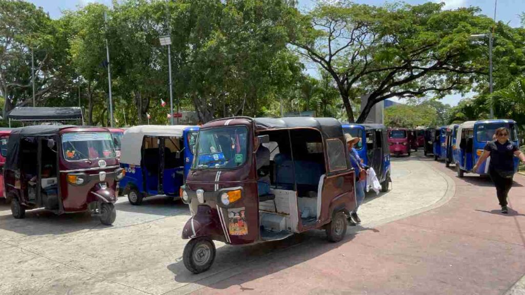 Estallan operadores de mototaxis en Cancún contra la extorsión, asaltos y las amenazas en su contra (video)