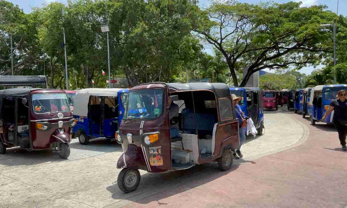 Operadores de mototaxis toman las calles de Cancún.