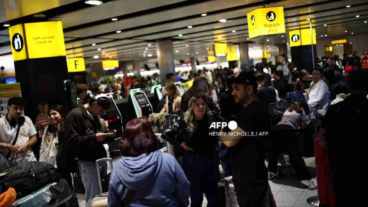 Caos en aeropuertos de Reino Unido.