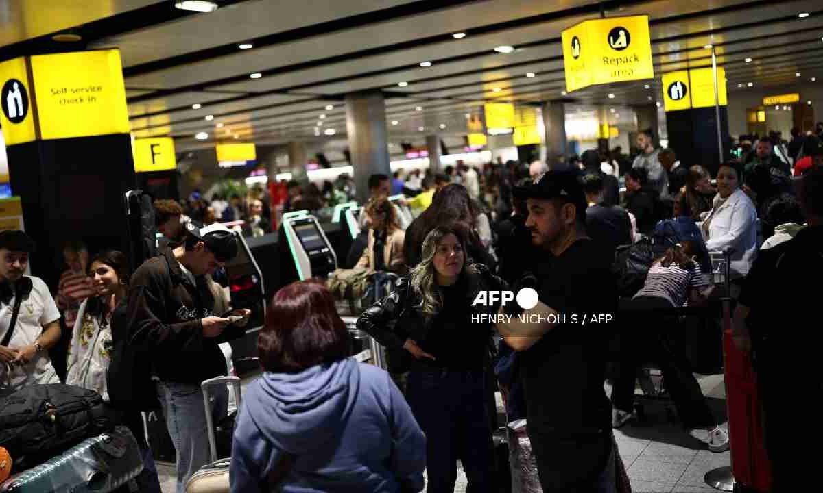 Caos en aeropuertos de Reino Unido.