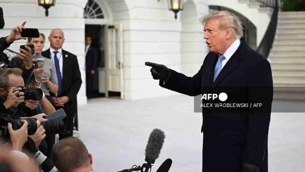 Garrotazo a Trump: juez ordena a la Casa Blanca restablecer acceso a medios vetados por el presidente