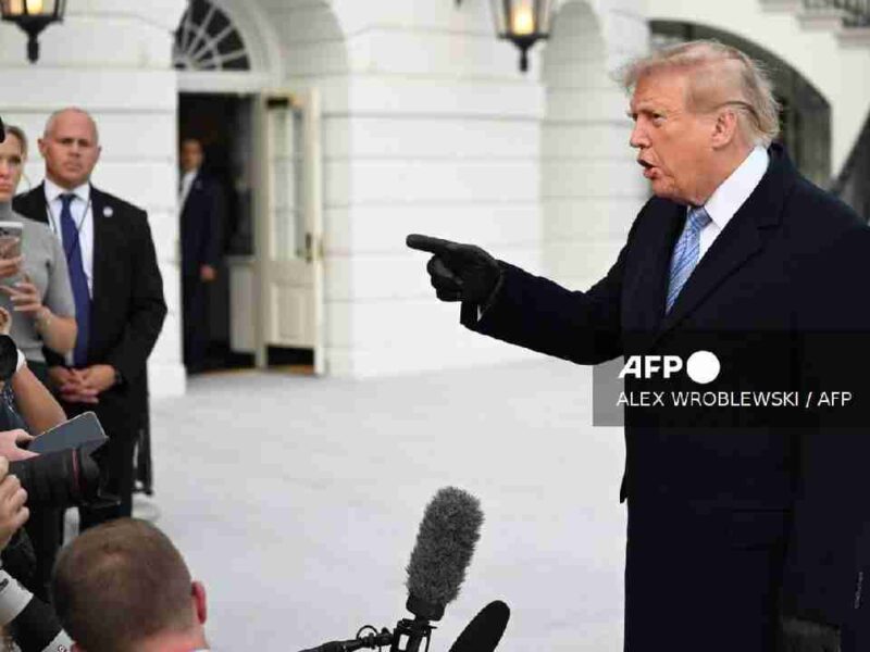 Garrotazo a Trump: juez ordena a la Casa Blanca restablecer acceso a medios vetados por el presidente