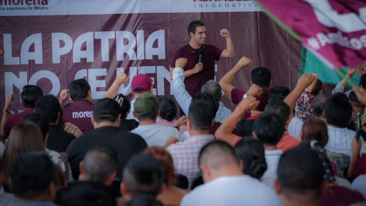 Gino Segura encabeza una asamblea multitudinaria ante más de dos mil simpatizantes de Morena en Playa del Carmen.