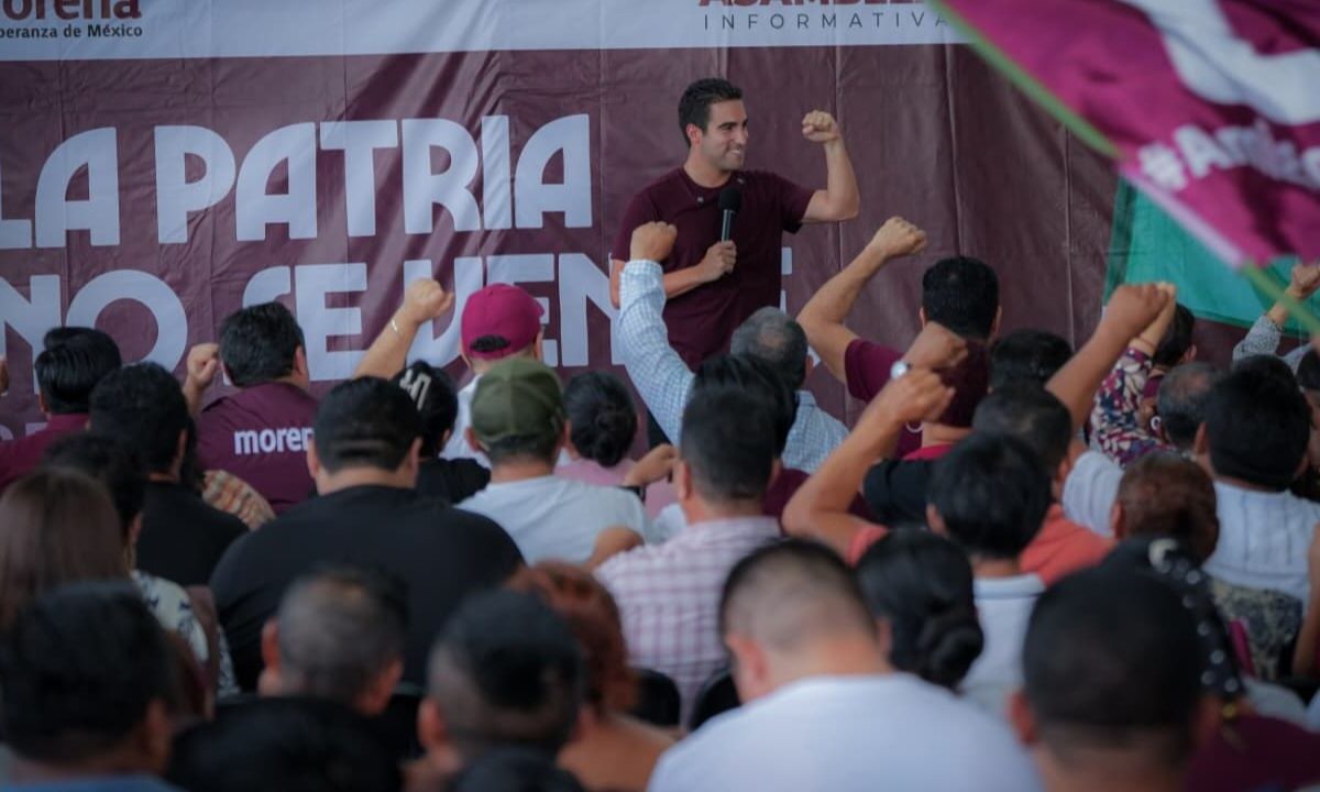 Gino Segura encabeza una asamblea multitudinaria ante más de dos mil simpatizantes de Morena en Playa del Carmen.