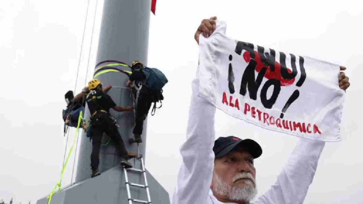 Greenpeace México protestó contra planta de amoniaco.