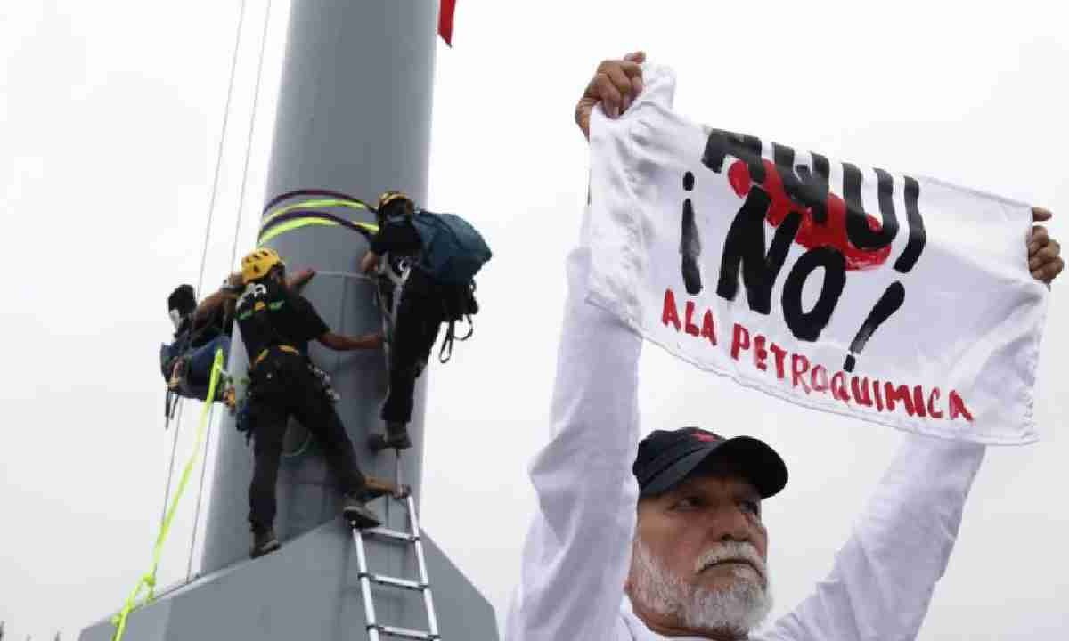 Greenpeace México protestó contra planta de amoniaco.