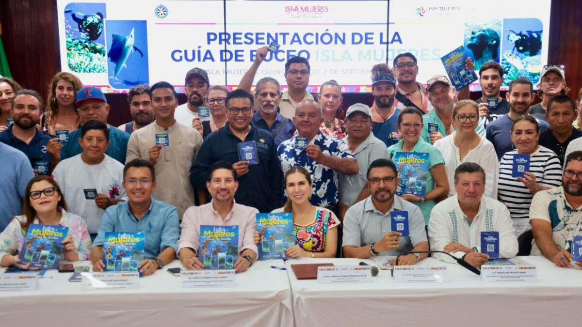 La alcaldesa Atenea Gómez Ricalde durante la presentación de la Guía de Buceo de Isla Mujeres junto a prestadores de servicios náuticos.