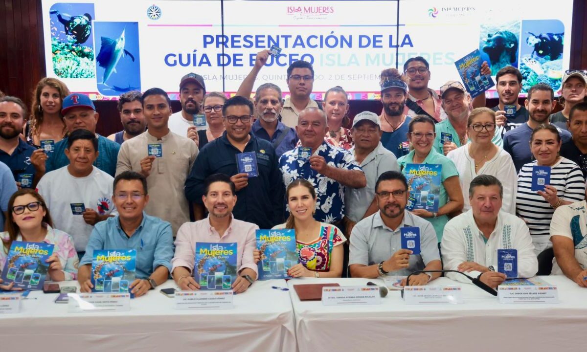 La alcaldesa Atenea Gómez Ricalde durante la presentación de la Guía de Buceo de Isla Mujeres junto a prestadores de servicios náuticos.