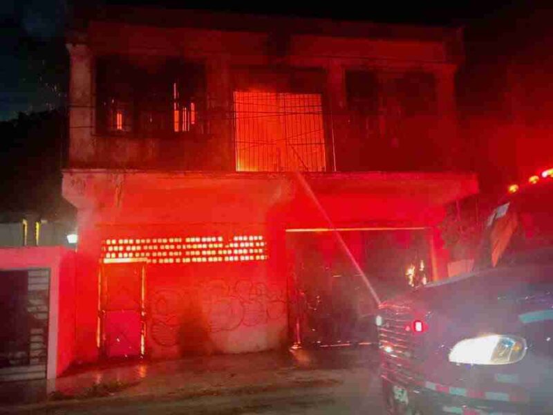 Incendio de carpintería moviliza al cuerpo de Bomberos de Cancún; no se reportan víctimas