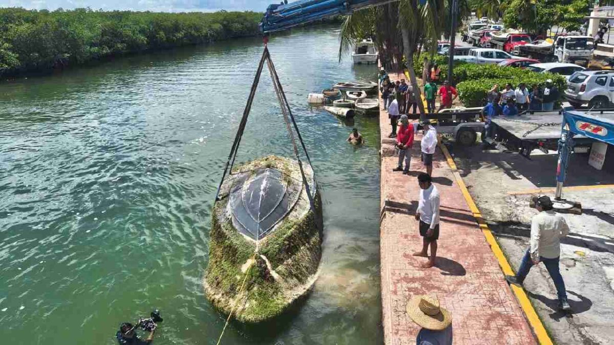 Retiran embarcaciones "chatarra" en laguna Nichupté.