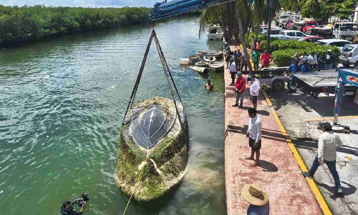 Retiran embarcaciones "chatarra" en laguna Nichupté.