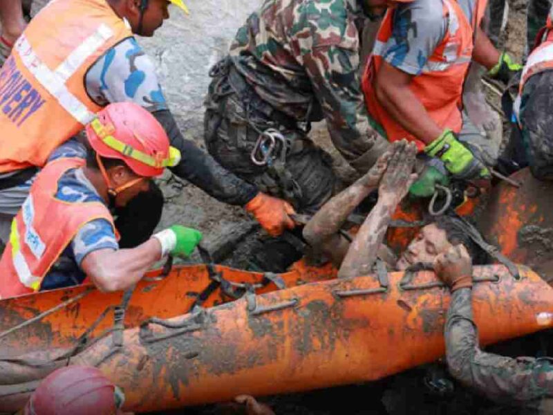 Milagro en Nepal: rescatan con vida a dos trabajadores tras 9 días atrapados por el deslave