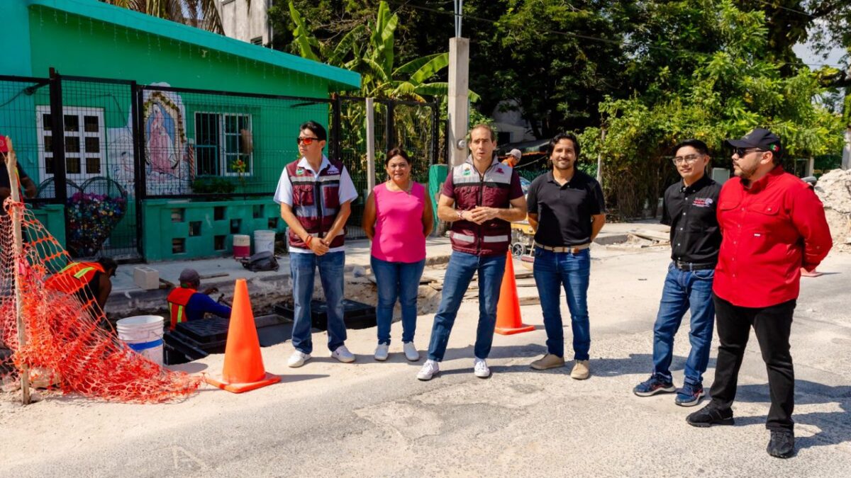 Diego Castañón Trejo supervisa la obra de pozos de absorción pluvial en la calle Venus de Tulum.