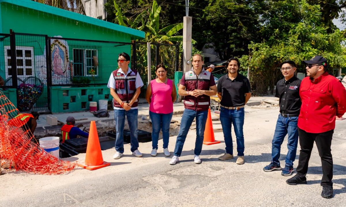 Diego Castañón Trejo supervisa la obra de pozos de absorción pluvial en la calle Venus de Tulum.