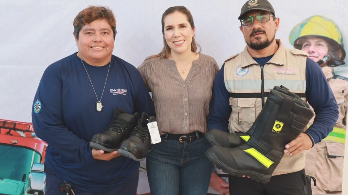 Entregan equipo y reconocimientos a Protección Civil Isla Mujeres