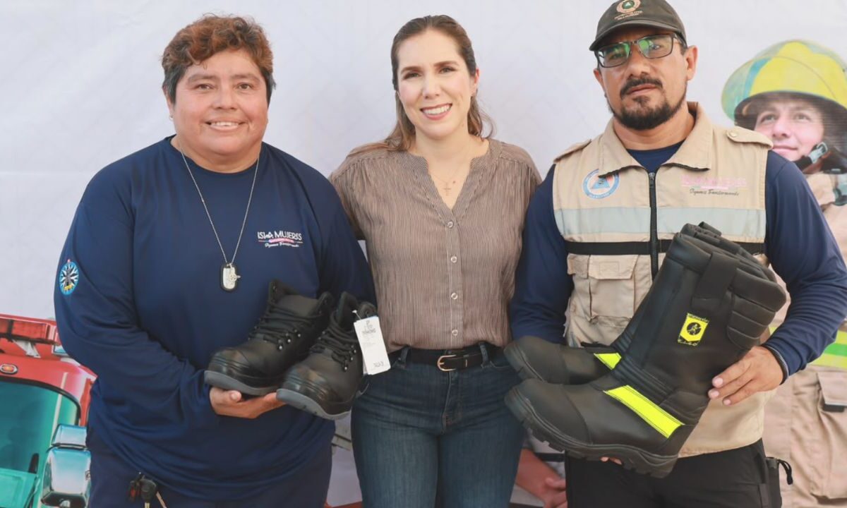Entregan equipo y reconocimientos a Protección Civil Isla Mujeres
