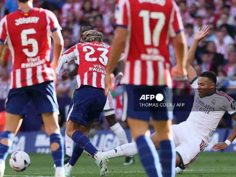 Real Madrid se estrella en el derbi y deja escapar al Barcelona