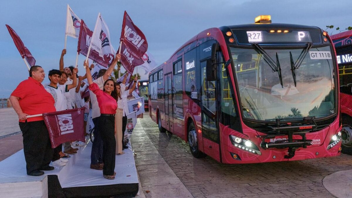 La gobernadora Mara Lezama encabeza el banderazo de salida de la Ruta 27 del Sistema Mobi en el Malecón Tajamar de Cancún.
