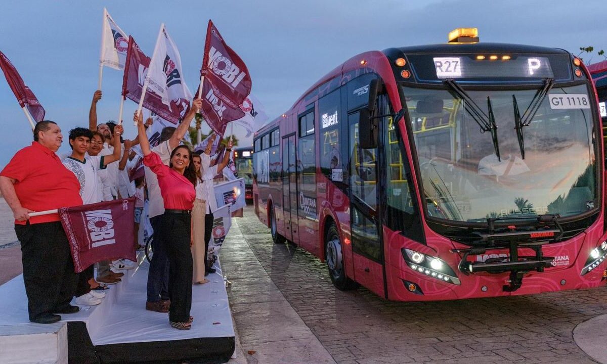 La gobernadora Mara Lezama encabeza el banderazo de salida de la Ruta 27 del Sistema Mobi en el Malecón Tajamar de Cancún.